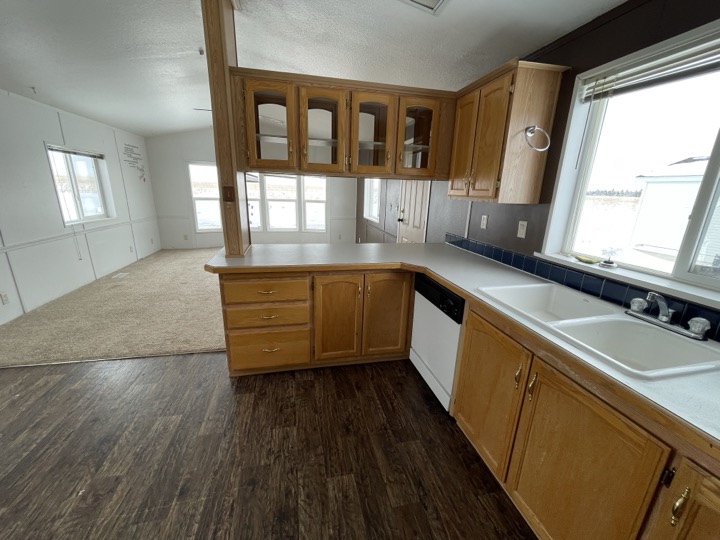Kitchen with breakfast bar