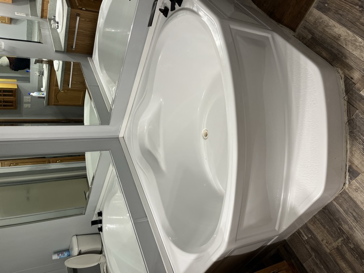 Corner soaking tub